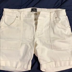 White Gap shorts